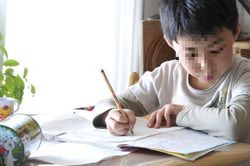 Người bố thường xuyên đón con muộn và bài văn của cậu con trai đã bóc trần sự thật không ngờ phía sau