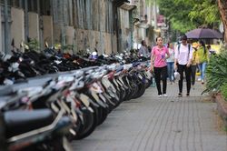 Chính thức thu phí sử dụng tạm lòng đường, vỉa hè từ ngày 1/1/2024