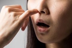 Ngoáy mũi thường xuyên, cô gái khiến bác sĩ hoảng vì 'mọc' thứ này
