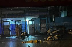 Va chạm xe tải trong cơn mưa lớn, đôi nam nữ thương vong