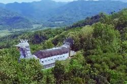 Bí ẩn nhà thờ hình con gà giữa rừng núi hoang sơ, trở thành điểm hút khách vì kỳ lạ