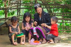 Cải thiện cuộc sống cho phụ nữ vùng cao từ những việc làm bình dị nhất