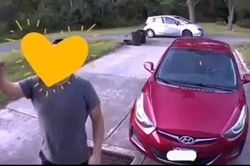 Shipper giao hàng rồi để lại con số lạ, người phụ nữ lên mạng hỏi thì được khuyên nên báo cảnh sát