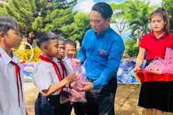 Trao 340 phần quà Trung thu cho học sinh Trường Tiểu học-THCS Ia Mơ Nông