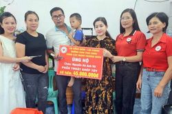 Trao 45 triệu đồng hỗ trợ cho bệnh nhân nhi cần ghép tủy sống