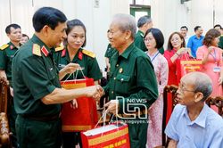 Bộ trưởng Bộ Quốc phòng tặng quà đối tượng chính sách ở TP. Sông Công