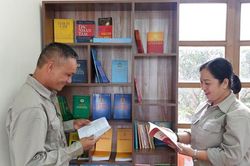 Công nhân vui mừng với Điểm sinh hoạt văn hóa được trang bị âm thanh, tủ sách