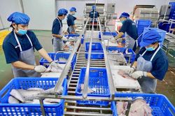 Nâng cao đời sống nông dân từ hai khâu đột phá