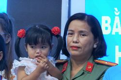 Long An: 409 trẻ mồ côi có 'mẹ đỡ đầu' chăm sóc