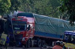 Tai nạn giao thông 20/9/2023: Ô tô đầu kéo tông xe máy, 1 người tử vong