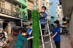 1.300 trụ đèn, cột điện được quấn cỏ nhựa chống dán quảng cáo, rao vặt