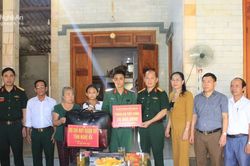 Bộ CHQS tỉnh tặng quà cho gia đình chiến sĩ có hoàn cảnh đặc biệt khó khăn ở huyện Quỳ Hợp