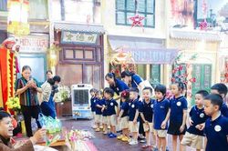 Trẻ em thích thú cùng nghệ nhân làm đồ chơi Trung thu