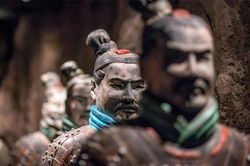 Vén màn bí ẩn bức tượng có tư thế lạ trong mộ Tần Thủy Hoàng, dấu vân tay để lại từ 2000 năm của ai?