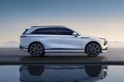 SUV 'chất như nước cất', công suất 543 mã lực, giá bán mới là điều đáng chú ý