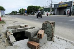Một số nắp mương thoát nước bị sụp bể
