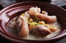 Cách nấu món canh móng giò hầm đậu nành tốt cho sức khỏe và sắc đẹp