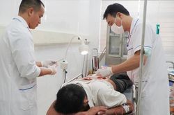 Y tế đảo Cô Tô vượt khó cứu người bệnh giữa trùng khơi