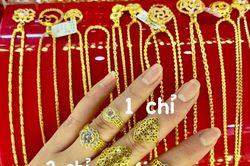 Cô gái trẻ dùng quái chiêu 'nẫng' 9 'chỉ' vàng 9999