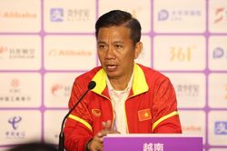 HLV Hoàng Anh Tuấn: 'Tôi sẽ nói với các cầu thủ chúng ta còn cơ hội'