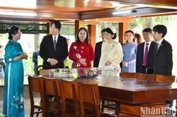 Hoàng Thái tử Nhật Bản Akishino tham quan Khu di tích Chủ tịch Hồ Chí Minh