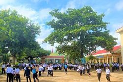 Xôn xao vụ trường học 'trắng' giáo viên Tiếng Anh sau quyết định của lãnh đạo huyện