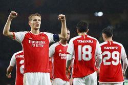 Arsenal thắng '4 sao' ngày trở lại Champions League