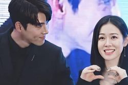 Son Ye Jin cười tít mắt khi Hyun Bin được khen, còn tranh thủ khoe chồng