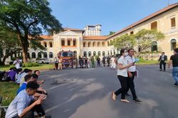 An ninh siết chặt, người dân hiếu kỳ quanh phiên tòa xử bị cáo Nguyễn Phương Hằng và đồng phạm