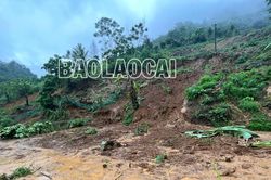 Mưa lũ gây sạt lở lớn trên Quốc lộ 70