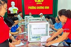 Trao tiền hỗ trợ cư dân trong vụ cháy chung cư mini