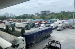 Gần 400 xe hàng xuất nhập khẩu mỗi ngày tại các cửa khẩu Lào Cai
