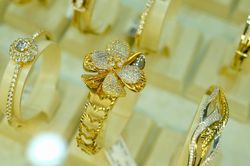 Giá vàng SJC vượt 69 triệu đồng/lượng, có nên bán lúc này?