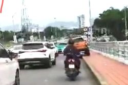 Lỗi đi xe trên vỉa hè bị phạt bao nhiêu tiền?