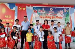 Ứng Hòa: Trao quà Trung thu tặng trẻ có hoàn cảnh khó khăn