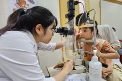 Khuyến cáo người dân không tự ý điều trị đau mắt đỏ theo phương pháp truyền miệng