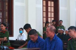 Bố và con thành kẻ giết người khi hàng xóm vác dao sang nhà 'nói chuyện'