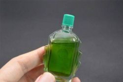 Nhỏ nhầm dầu gió vào mắt, cần làm gì để không tổn thương nặng?