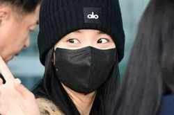 Jisoo trùm kín mặt sau tin rời BlackPink