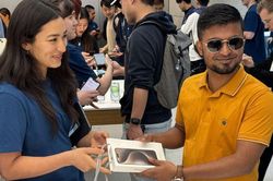 Người mua iPhone 15 đầu tiên trên thế giới