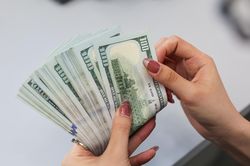 Doanh nghiệp nhập khẩu 'oằn mình' gánh phí khi tỷ giá biến động