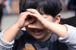 Nếu con quá nhút nhát, e dè, cha mẹ có thể khắc phục bằng 3 cách đơn giản sau