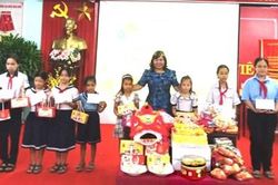 Trung thu sớm cho các em thiếu nhi có hoàn cảnh khó khăn