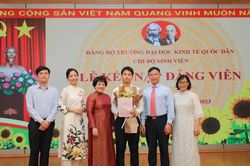 8 sinh viên Trường Đại học Kinh tế quốc dân được kết nạp Đảng