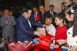 Chủ tịch Quốc hội gặp gỡ cộng đồng người Việt ở Bangladesh
