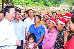Chủ tịch nước Võ Văn Thưởng thăm hỏi các gia đình thiệt hại sau lũ quét tại Lào Cai