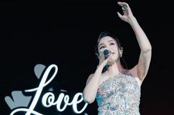 Ca sĩ Hồ Quỳnh Hương, Noo Phước Thịnh hát và giao lưu với khán giả trên Vịnh Hạ Long