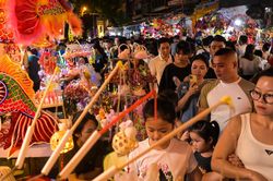Chen chân chơi Trung thu sớm ở phố cổ Hà Nội