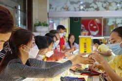 Giá vàng vượt 69 triệu đồng/lượng, có nên bán ngay chốt lời?