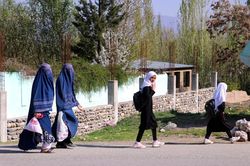 Tương lai mờ mịt với phụ nữ và trẻ em gái Afghanistan